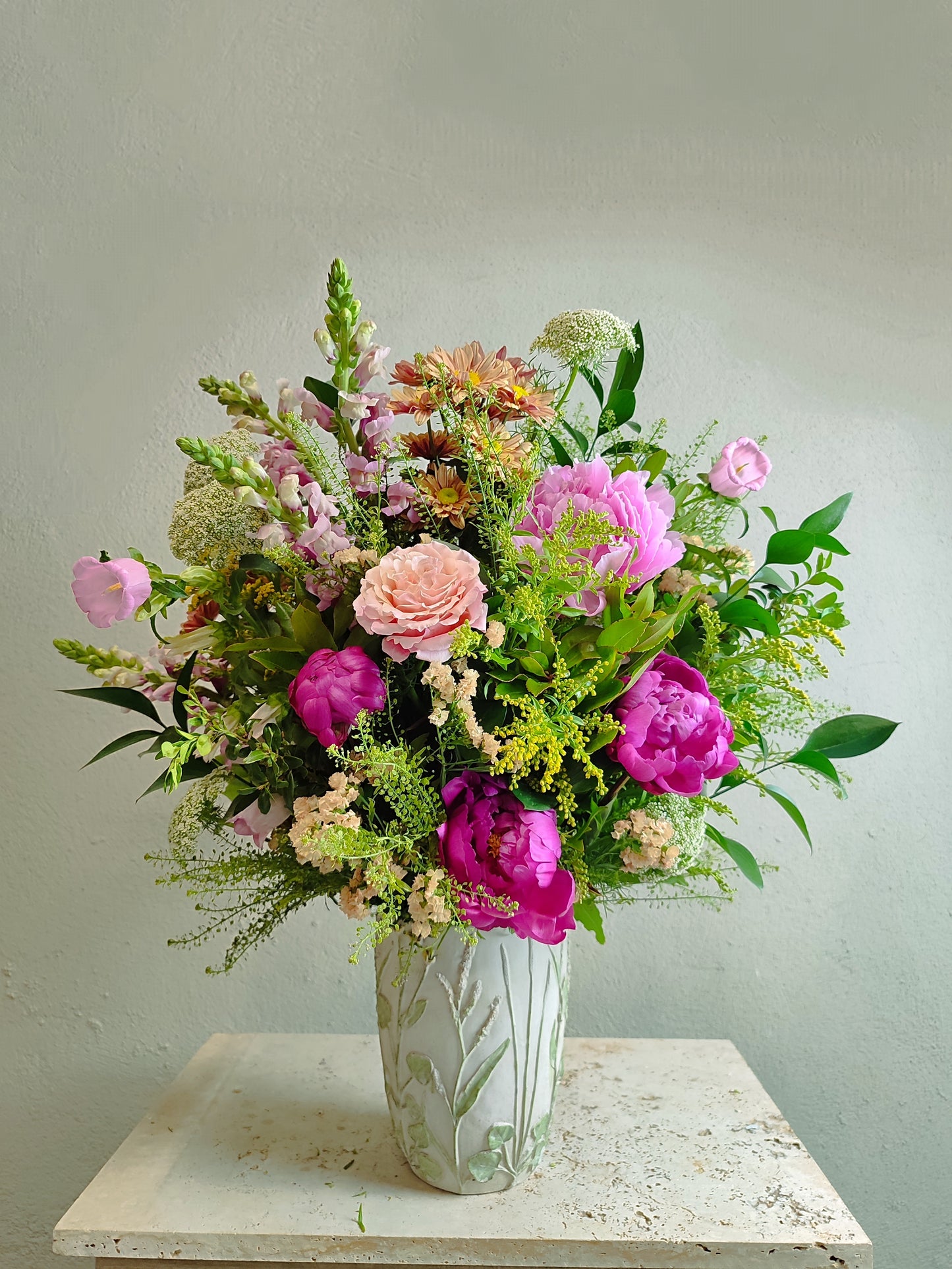 JARRÓN RELIEVE FLORES DE TEMPORADA